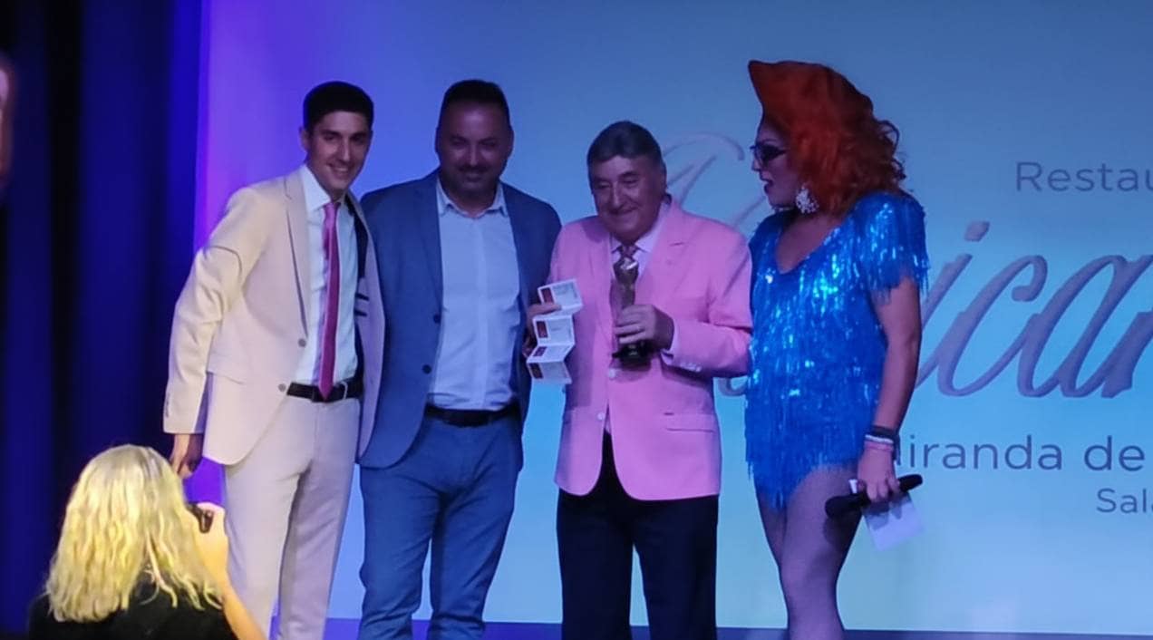 Nuestro presidente Tony Antonio recibe el Óscar del Humor
